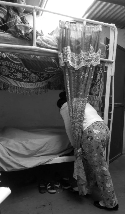  Fernanda haciendo su cama 